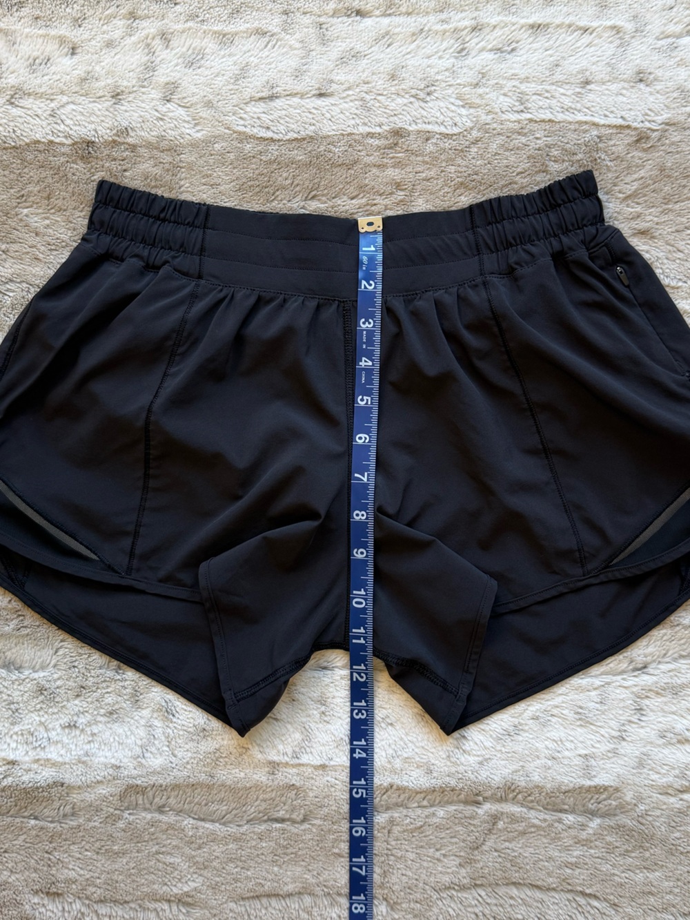 Lululemon Hotty Hot Short II *Long 4" in
Black Size 8 - Picture 10 of 15